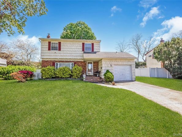 14 Leanore Drive, Farmingdale NY 11735