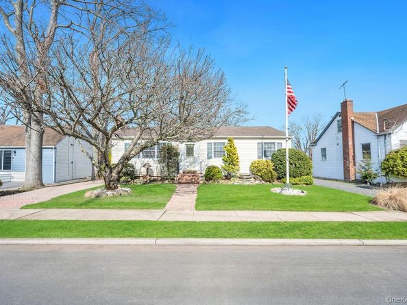 238 Centre Avenue, Lindenhurst NY 11757