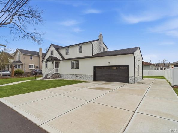 219 Granada Parkway, Lindenhurst NY 11757