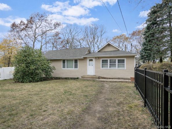 8 Evergreen Road, Rocky Point NY 11778