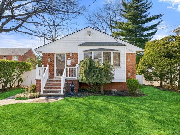 15 Woodlawn Avenue, Valley Stream NY 11581