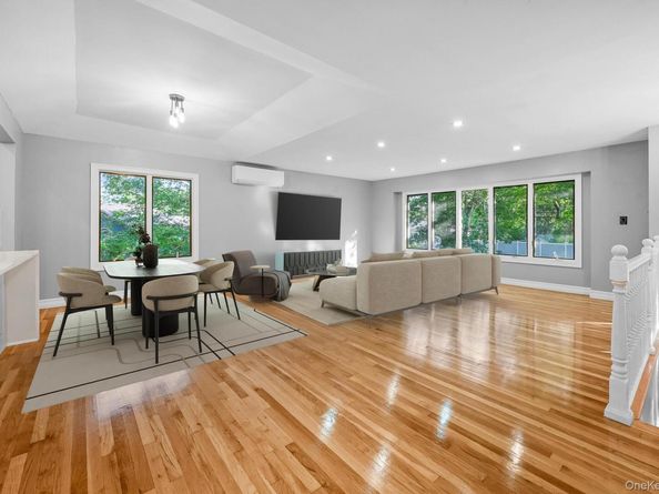 4 Wintergreen Drive, Melville NY 11747