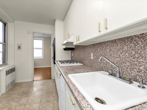 209-80 18 Avenue 6D, Bayside NY 11360