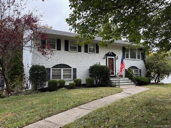 59 Edgewood Avenue, Oakdale NY 11769