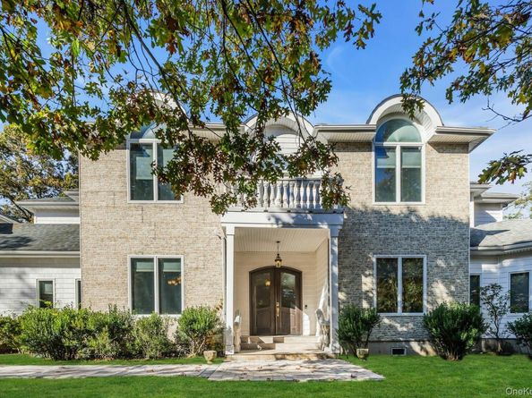 10 Bay Woods Drive, Hampton Bays NY 11946