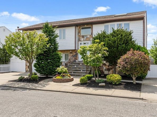 809 Canal Street, Lindenhurst NY 11757