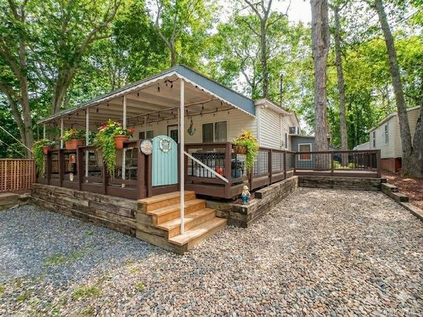 15 Cottage Road, Baiting Hollow NY 11933