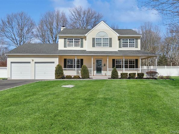 9 Village Drive, Medford NY 11763