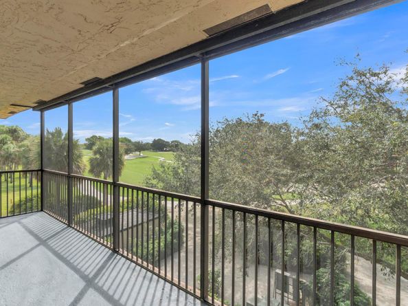 200 Jacaranda Country Club Drive 3c, Plantation FL 33324