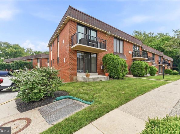 100. #D 9 E Glenolden Ave Avenue D9, Glenolden PA 19036