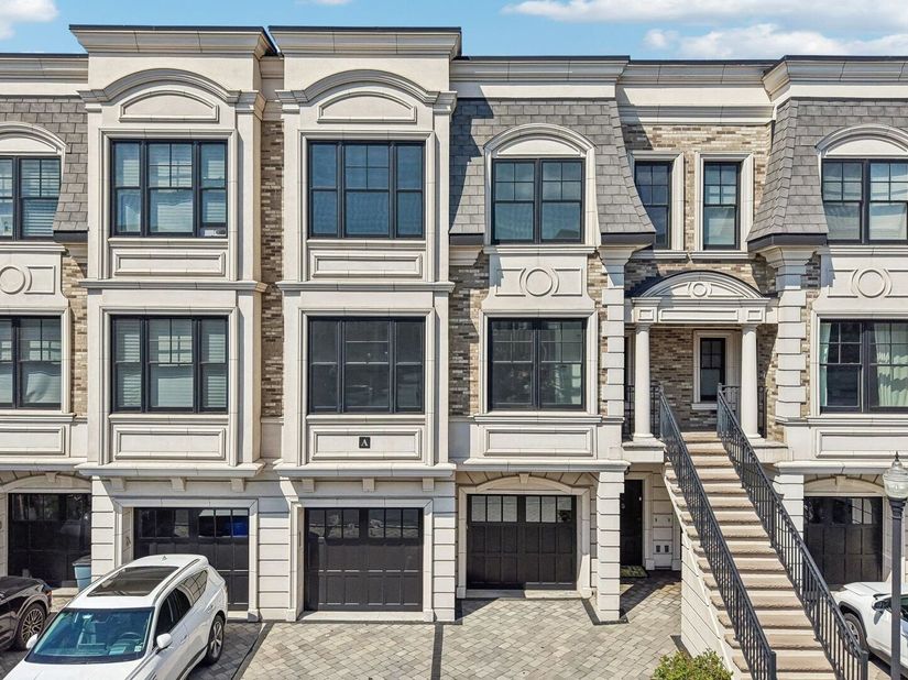 6 Marquis Court, Edgewater NJ 07020