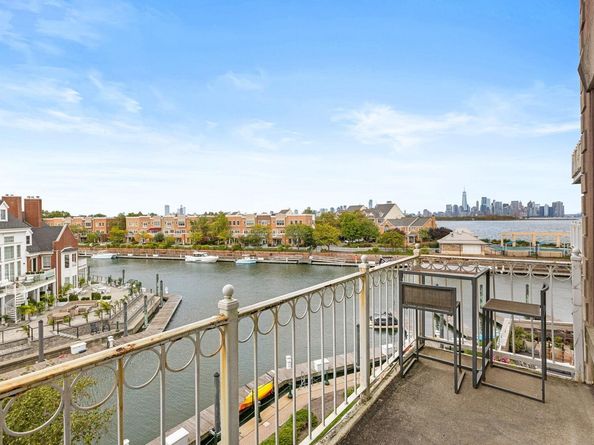 110 Shearwater Ct East 33, Jersey City NJ 07305