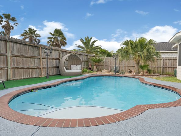 16827 Ship Anchor Drive, Friendswood TX 77546