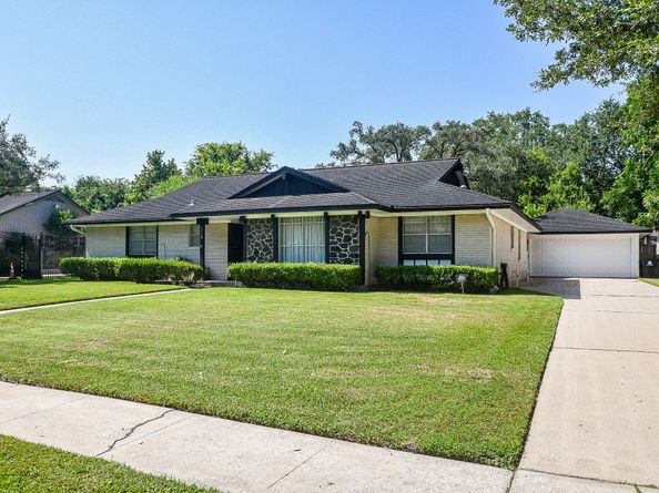 7719 Clarewood Drive, Houston TX 77036
