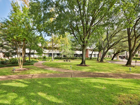 666 S Ripple Creek Drive A, Houston TX 77057