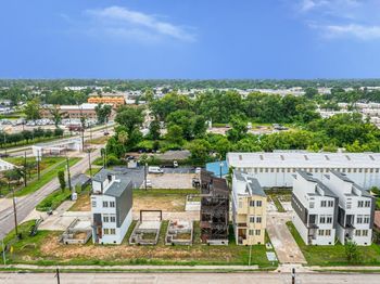 302 W Hamilton Street