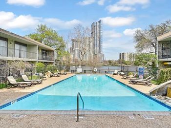 500 E Riverside DR