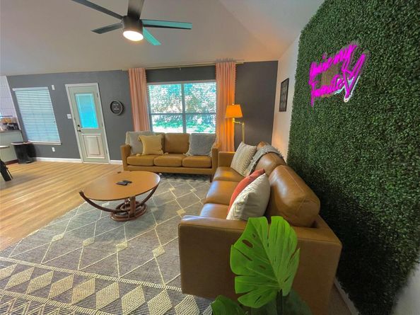 2004 Melissa Oaks LN, Austin TX 78744
