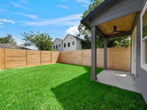 1305 Amundsen St N, Houston TX 77009