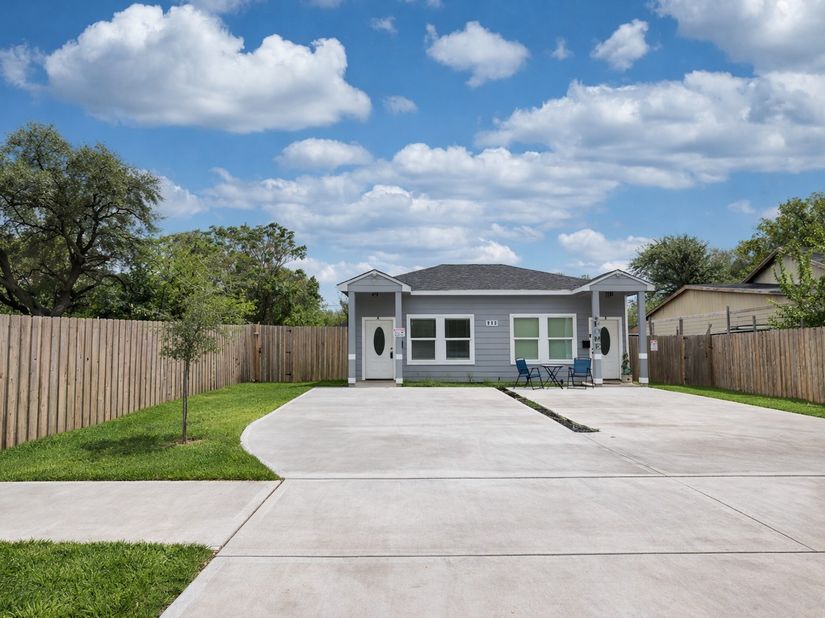 113 Bolden St A B, Houston TX 77029