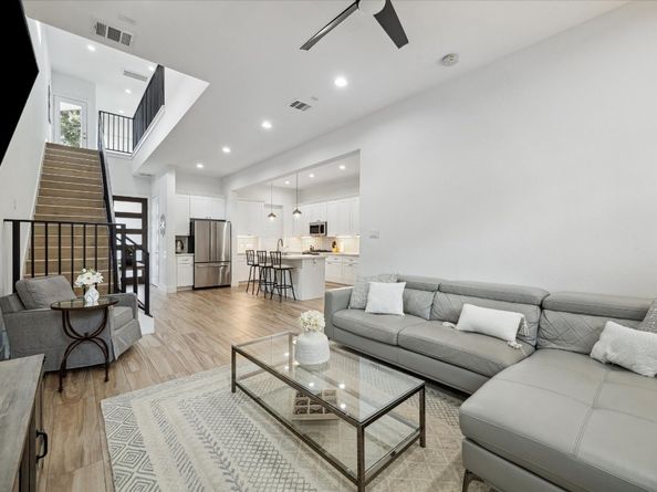 5021 Creekmont Drive, Houston TX 77091