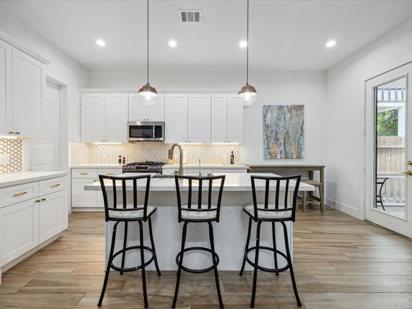 5021 Creekmont Drive, Houston TX 77091