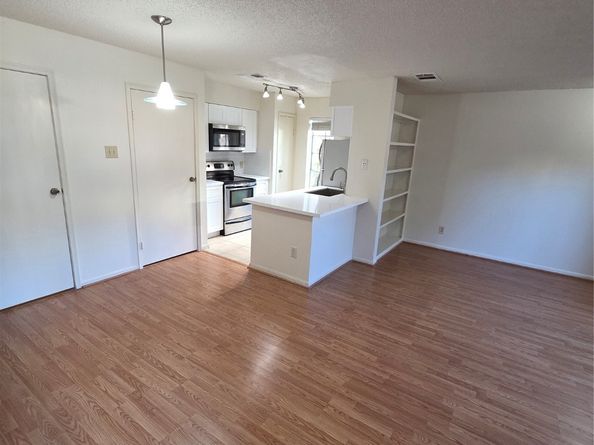 2120 El Paseo Street 2106, Houston TX 77054