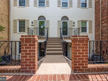 3287 Sutton Place NW
