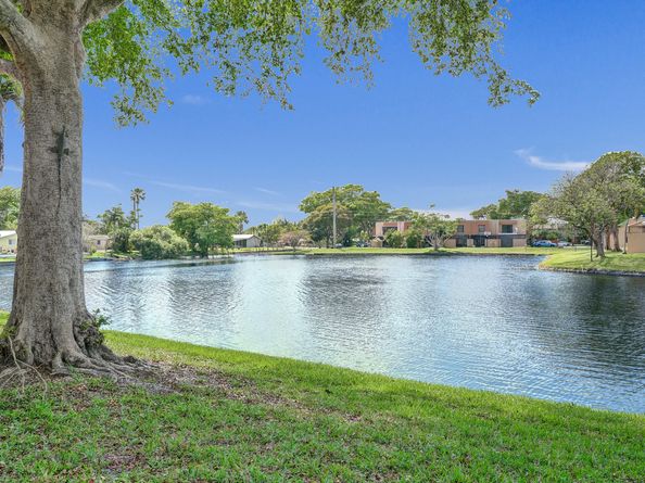 8992 Palm Tree Lane 8992, Pembroke Pines FL 33024