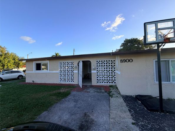 8900 NW 26th Pl, Sunrise FL 33322