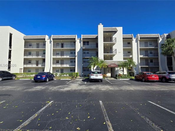 9230 Lagoon Place 310, Davie FL 33324