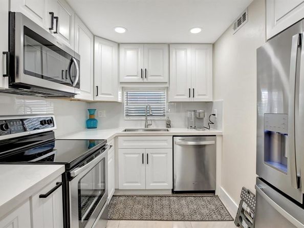 9720 S Hollybrook Lake Dr 204, Pembroke Pines FL 33025