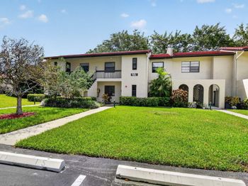 8310 Casa Del Lago
