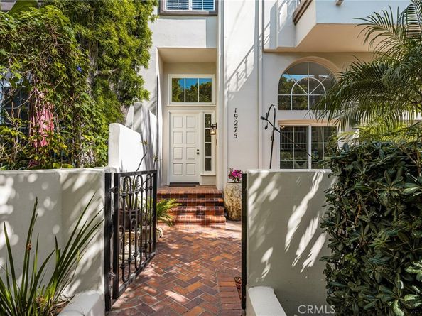 19275 Meadowood Circle, Huntington Beach CA 92648