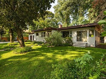 206 Cliff Road W