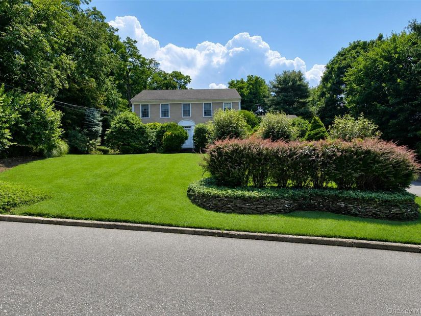 16 Woodhull Road, East Setauket NY 11733