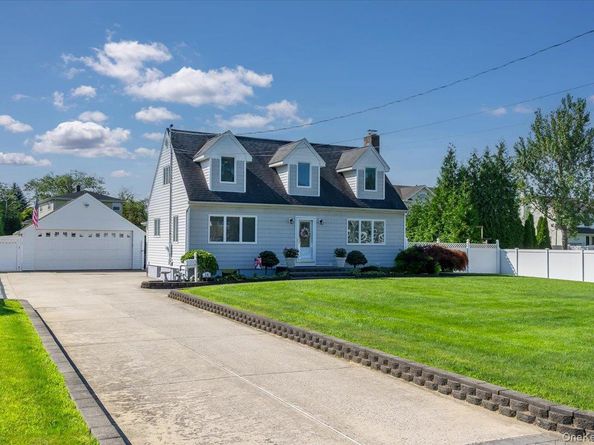 34 Farmers Avenue, Lindenhurst NY 11757