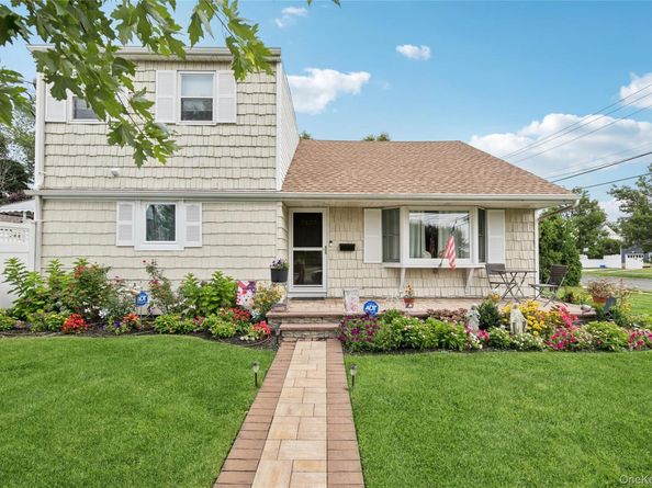 2327 Penatiquit Avenue, Seaford NY 11783