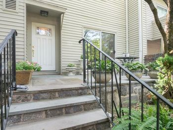 8 Waterside Close