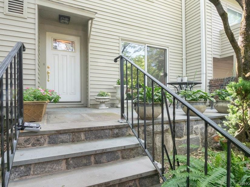 8 Waterside Close, Eastchester NY 10709