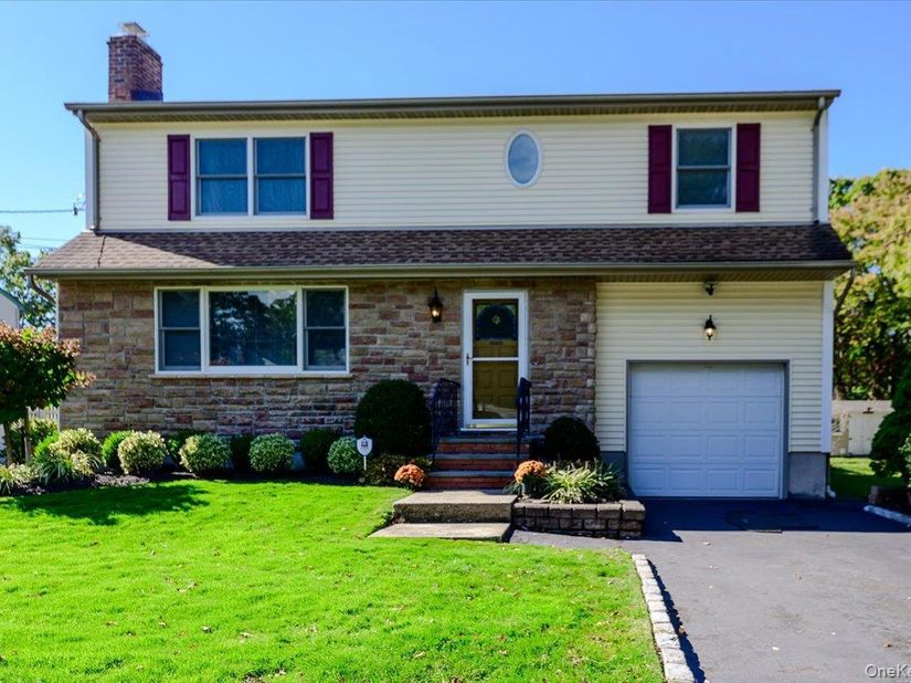 1924 Louis Kossuth Avenue, Ronkonkoma NY 11779