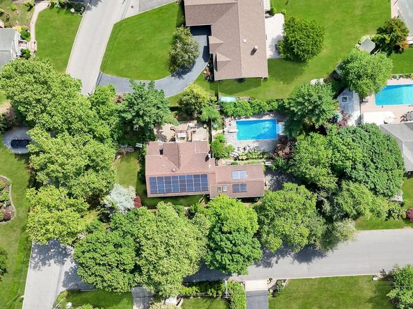 55 Riverview Court, Oakdale NY 11769