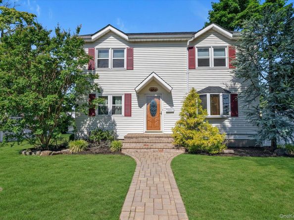 2 East Court, Bethpage NY 11714