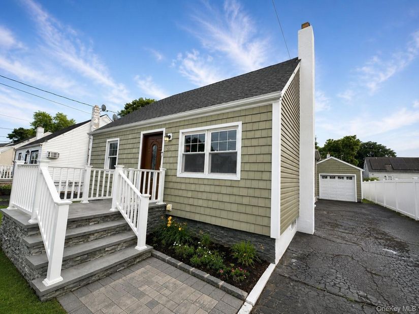541 N Indiana Avenue, Lindenhurst NY 11757