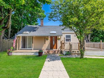3 Laurel Road W