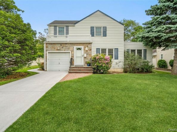 156 Greenway W, Manhasset Hills NY 11040