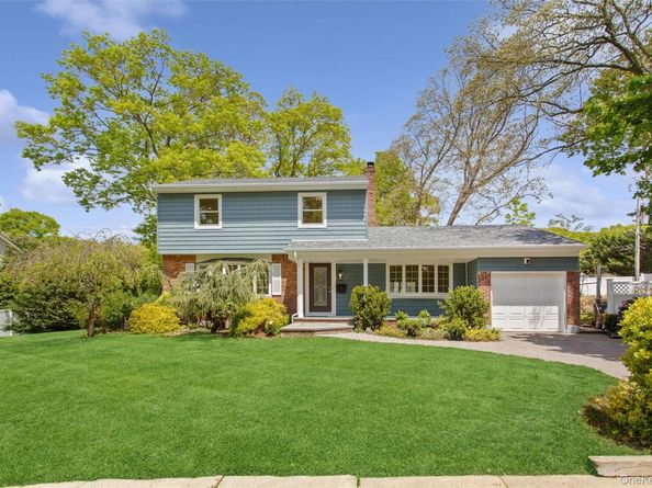 15 Locust Road, Plainview NY 11804