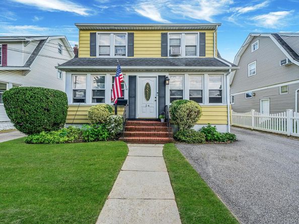 24 Huntington Ave, Lynbrook NY 11563