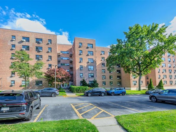 21208 75th Avenue 6D, Oakland Gardens NY 11364