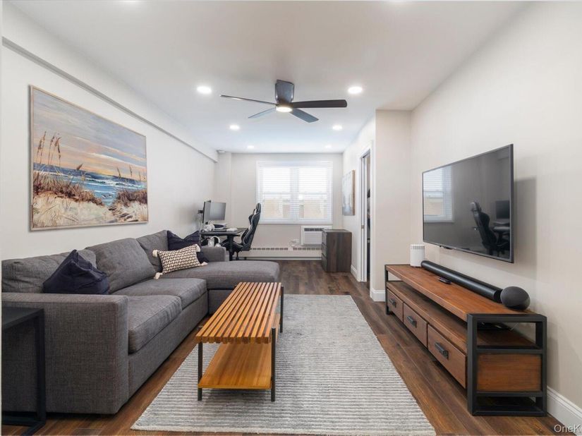 370 W Broadway 3M, Long Beach NY 11561
